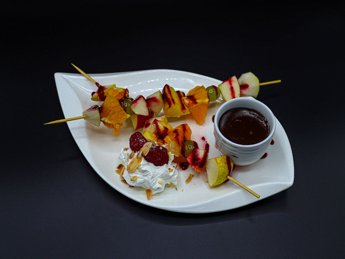 La brochette de fruits frais, façon fondue chocolat